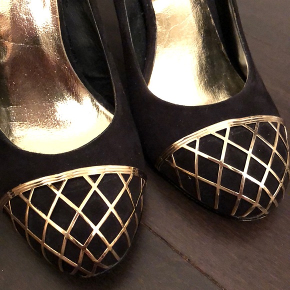 Black and Gold Heel with Cape Toe Details - Picture 6 of 8